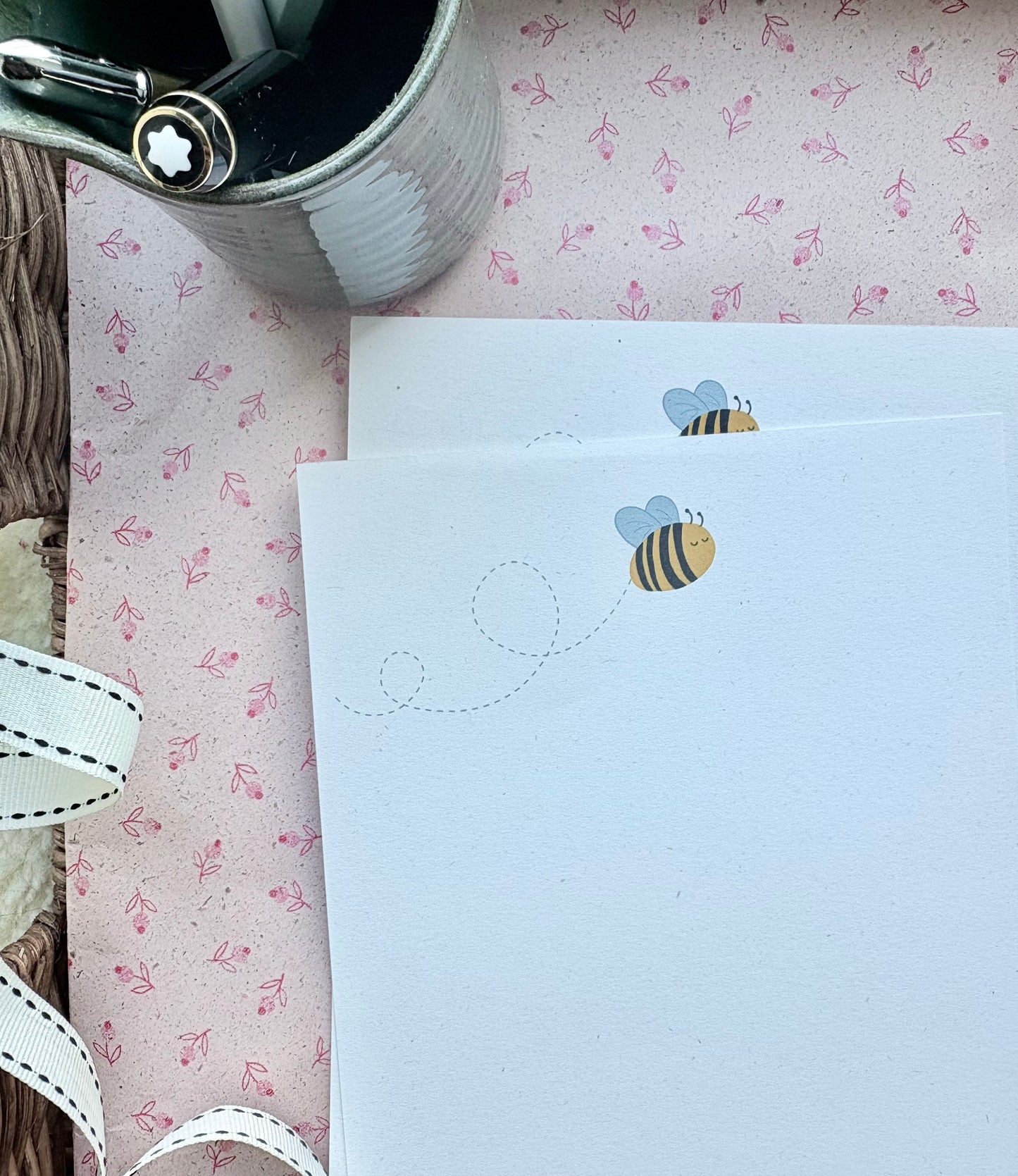Notepaper Set - Zipping Bumblebee