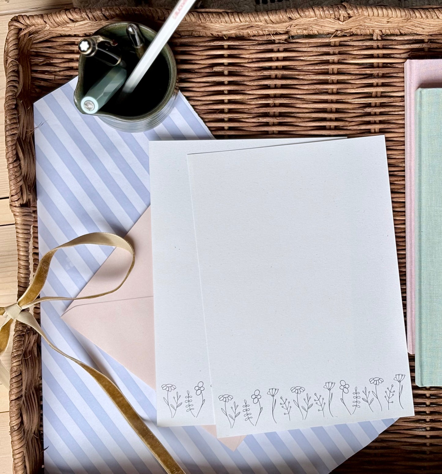MONOCHROME WILDFLOWER NOTEPAPER